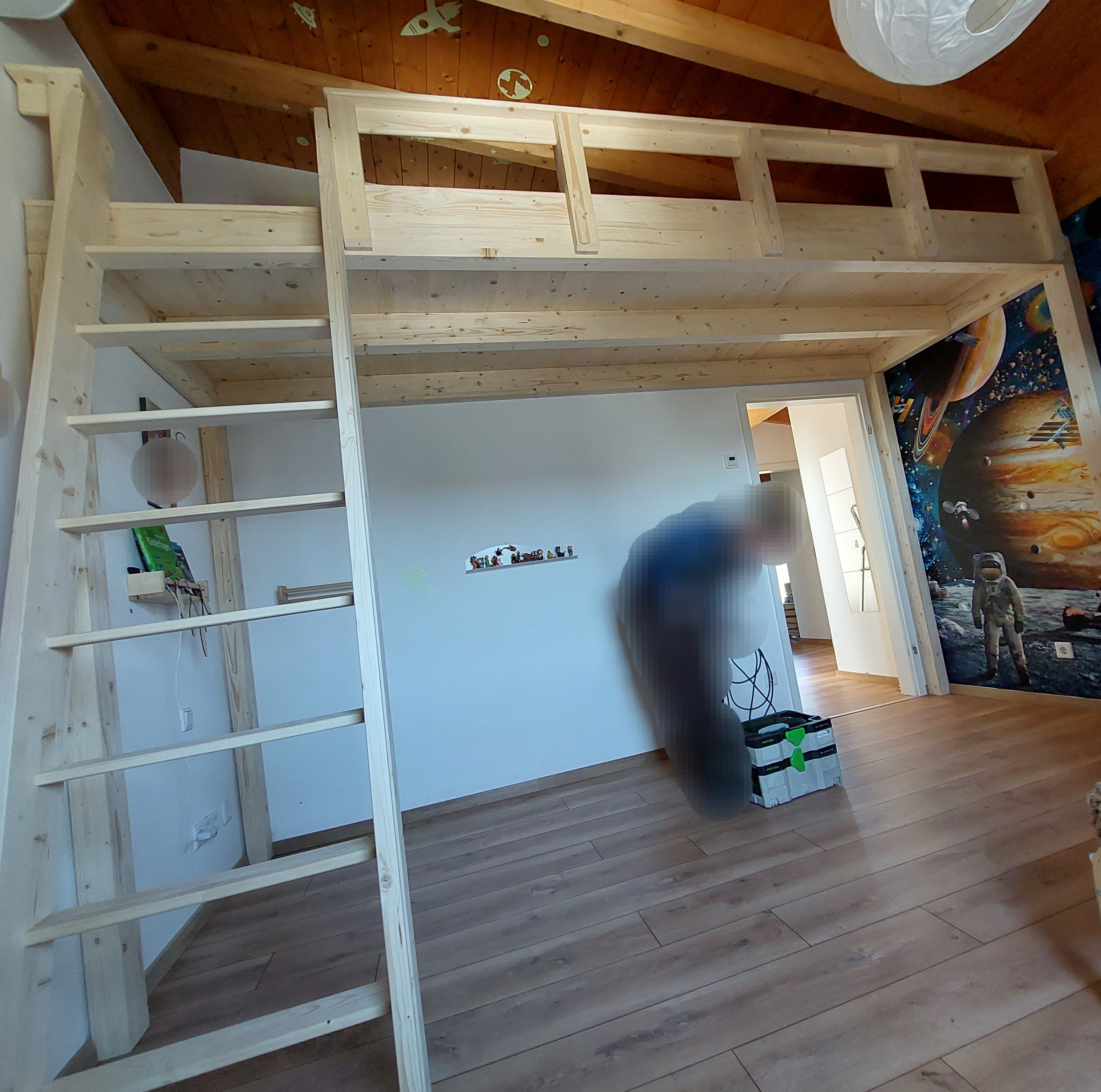 Maßgefertigtes Hochbett mit Leiter – Möbelbau für Kinderzimmer