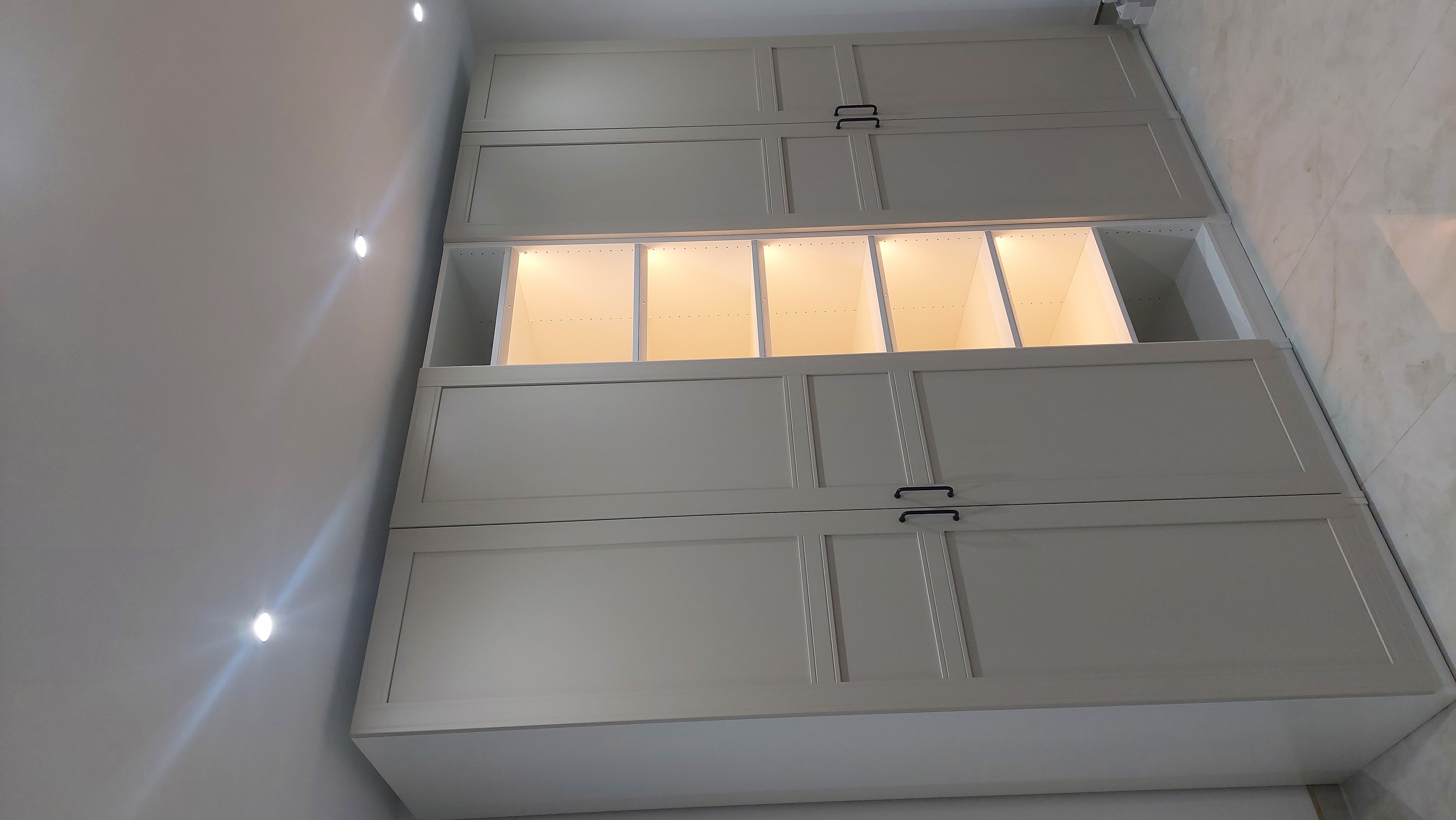 Einbauschrank mit LED-Beleuchtung – maßgefertigte Montage