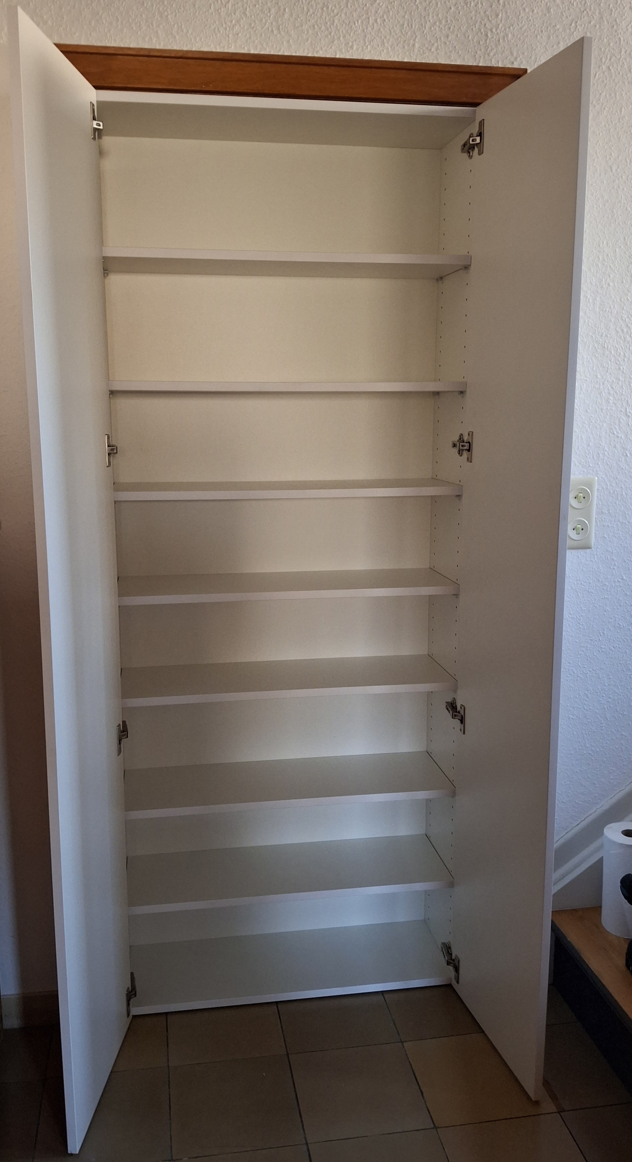 Begehbarer Schrank mit verstellbaren Fächern