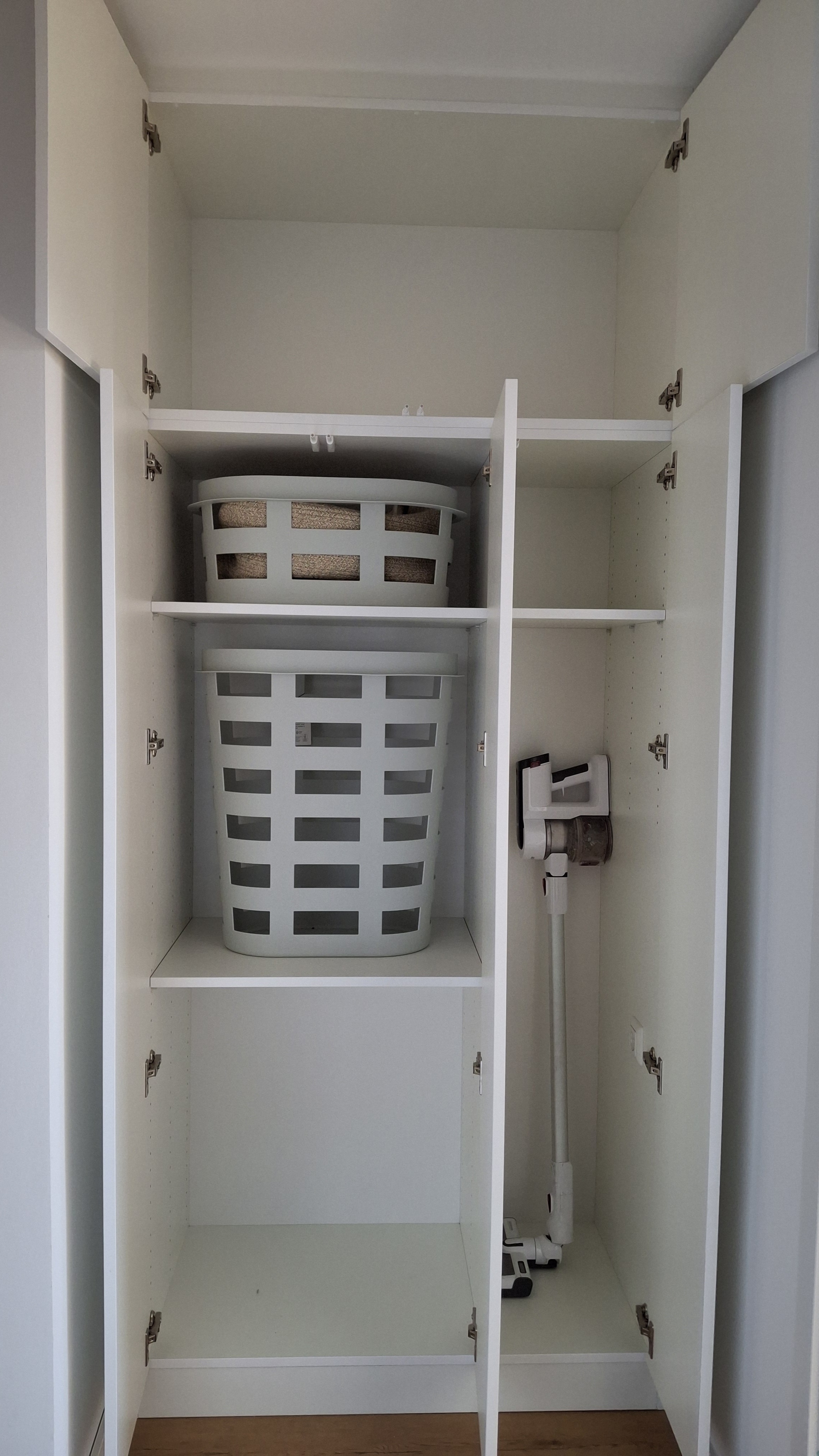 Einbauschrank mit Fächern für Wäschekörbe