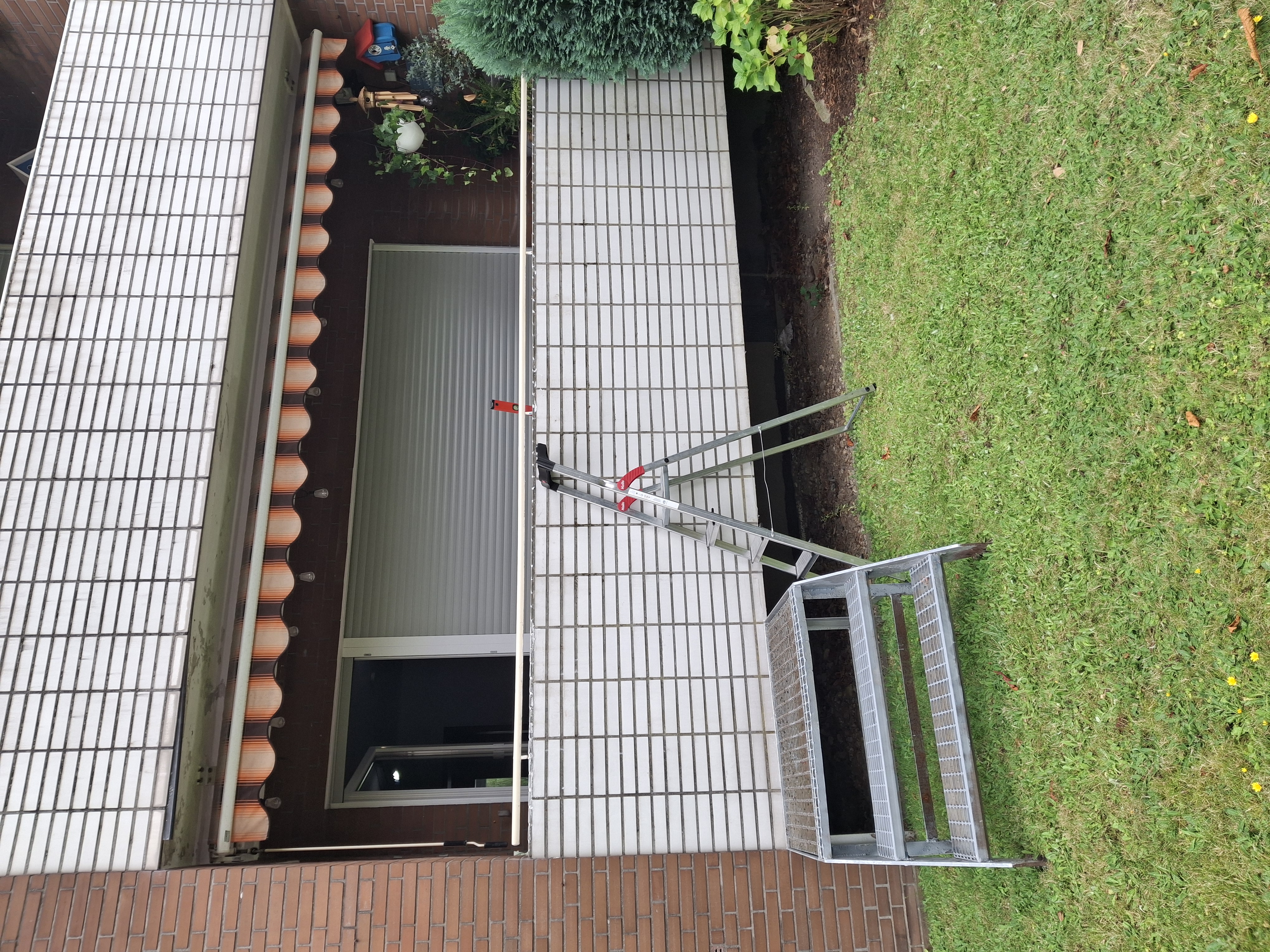 Terrassenarbeiten – Markise und Fliesenbereich