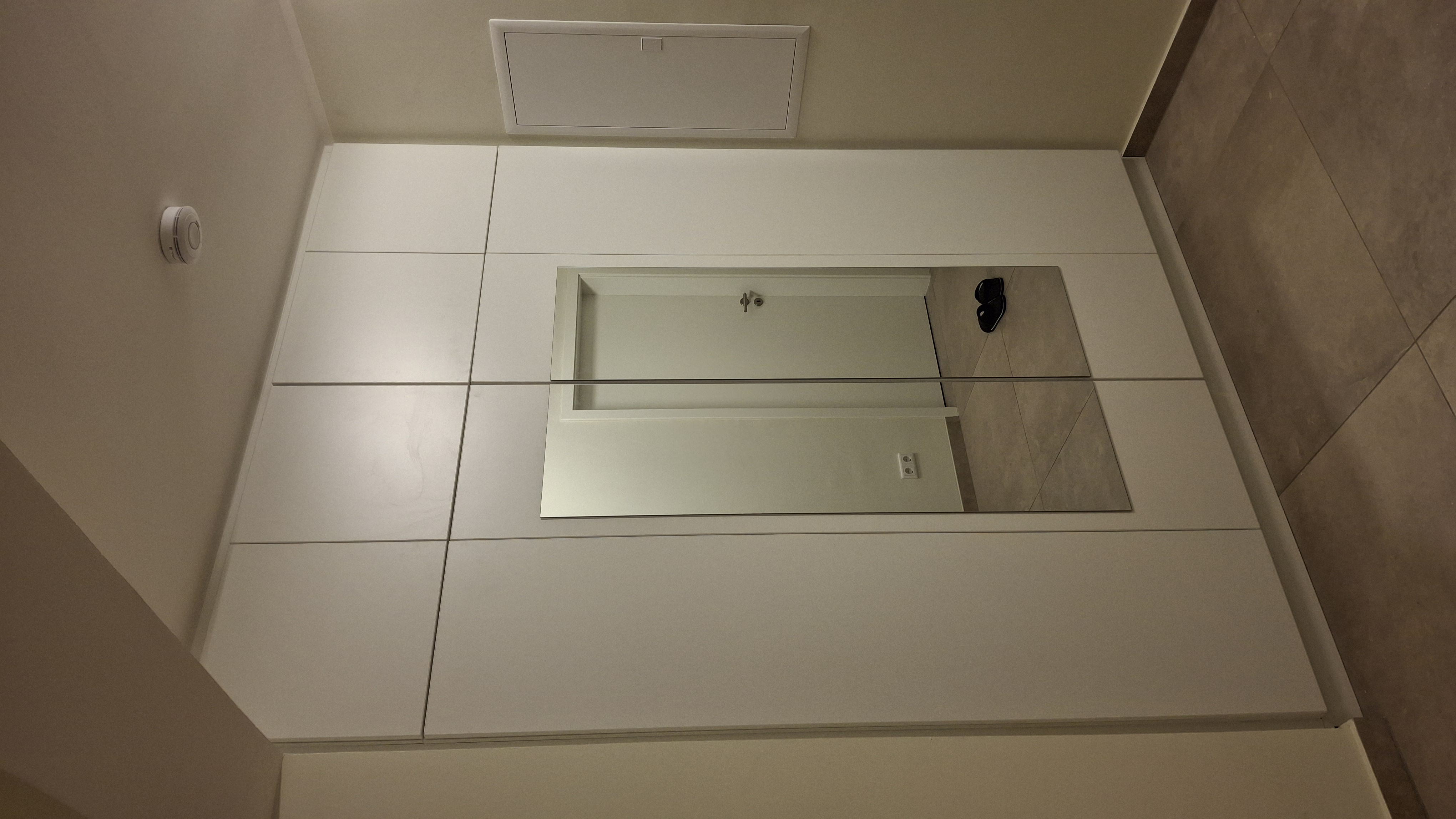 Badezimmer-Spiegelschrank – passgenau eingebaut