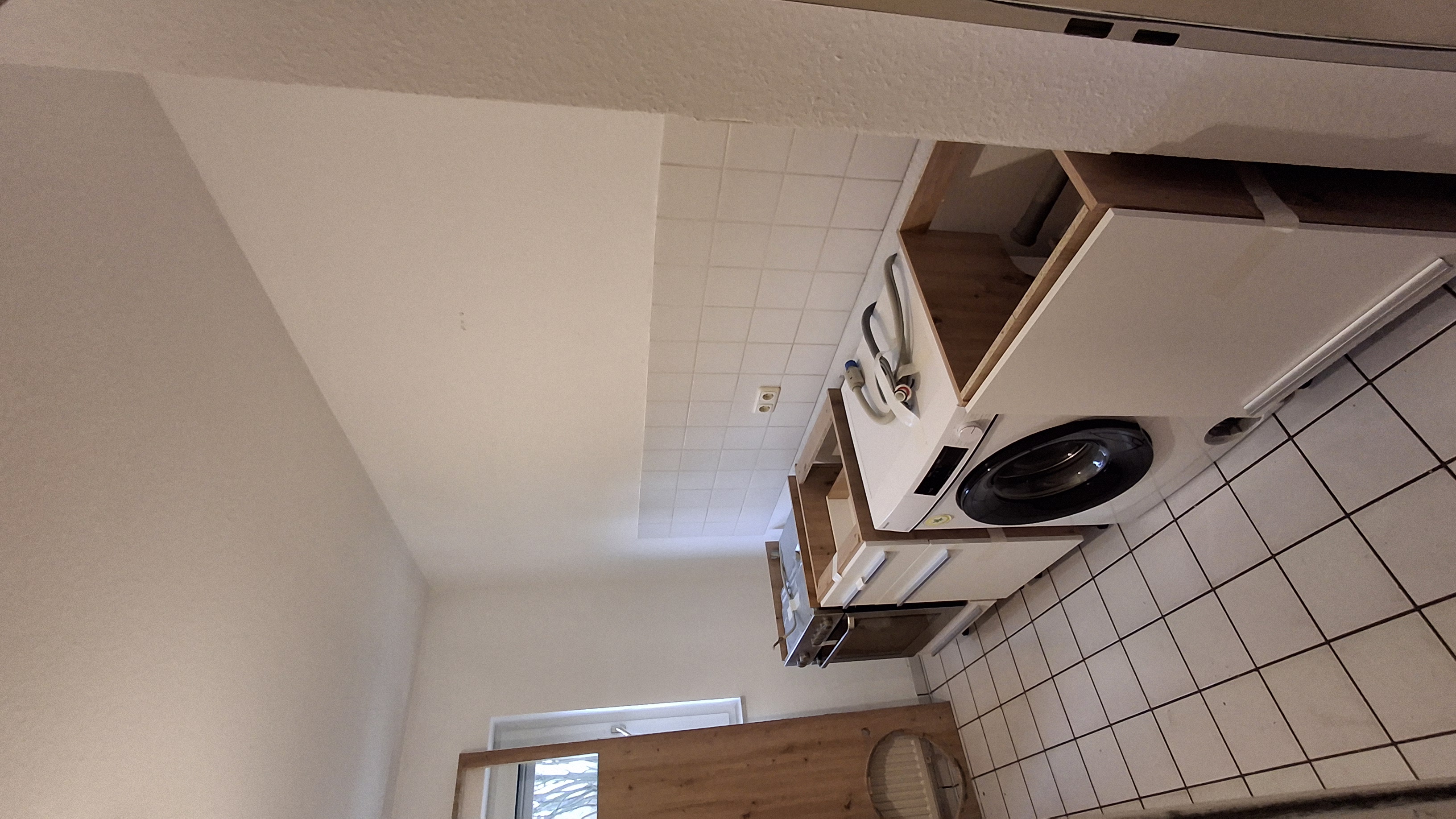Hauswirtschaftsraum – Waschmaschine und Schränke montiert