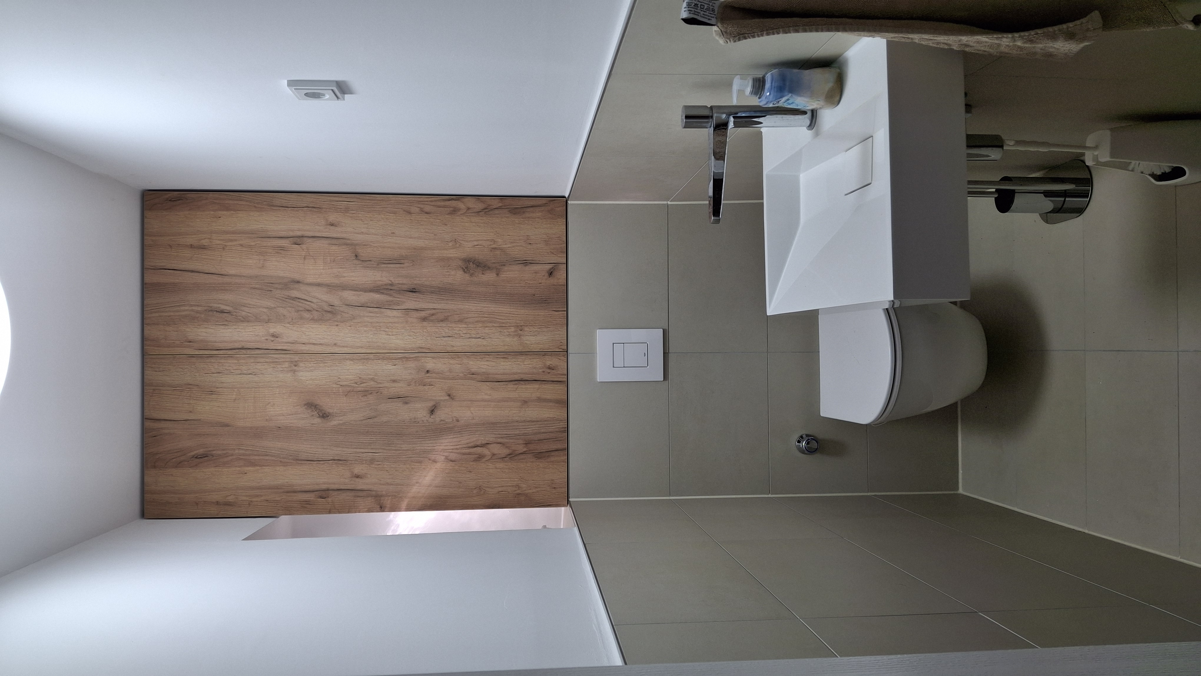 Badezimmer mit Holzverkleidung – Waschtisch montiert
