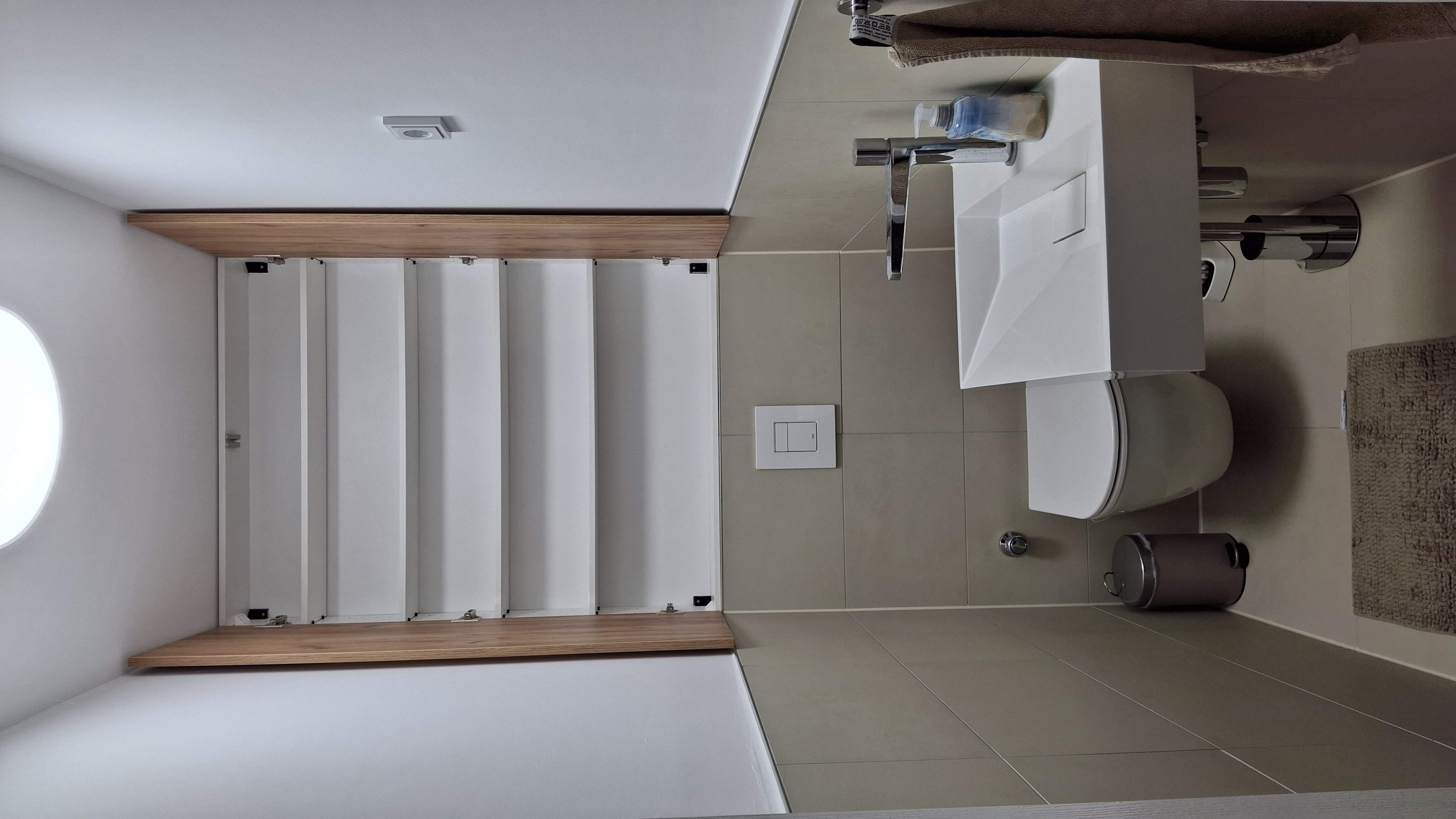 Badezimmer-Einbauschrank – offene Fächer eingebaut