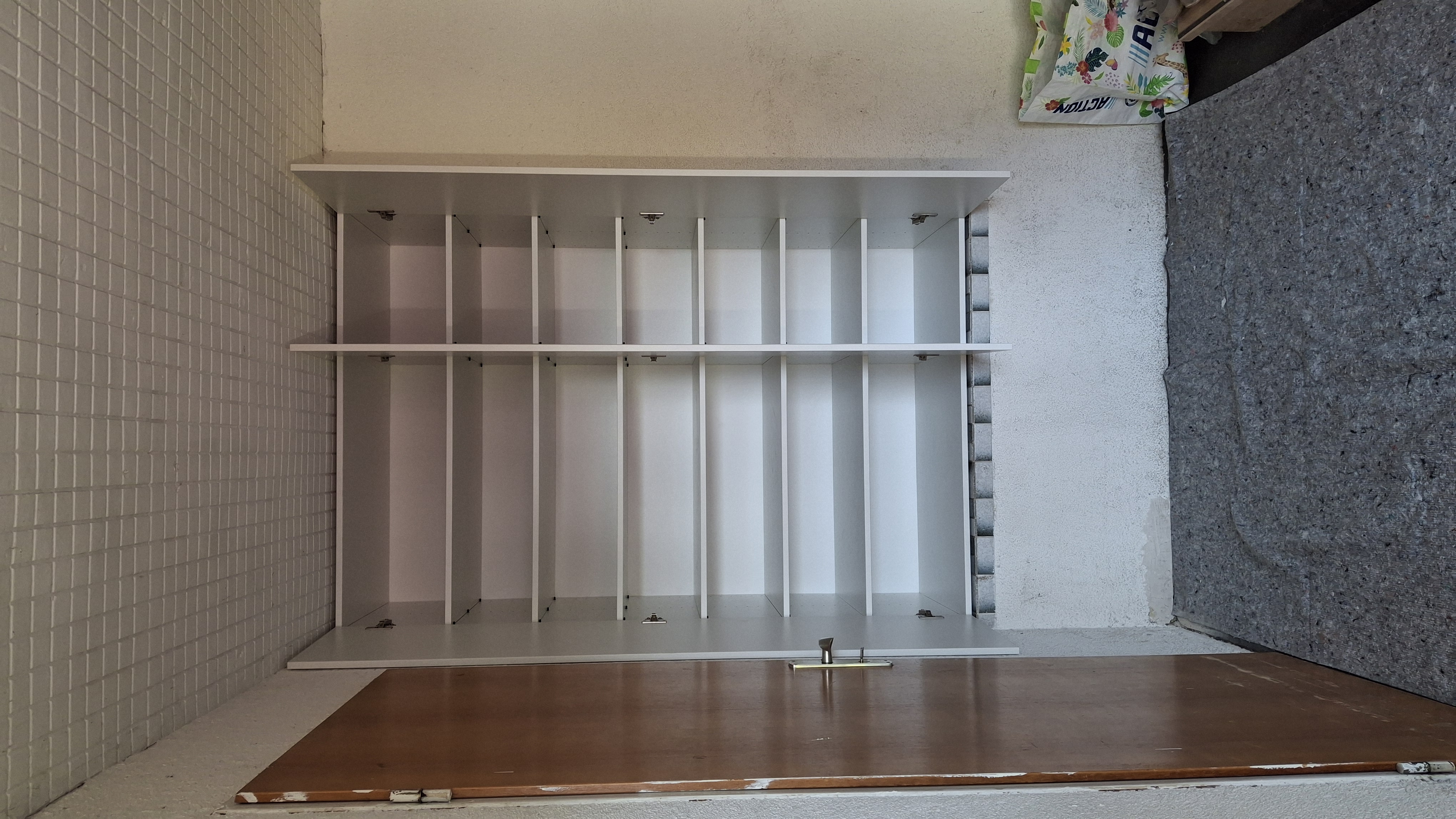 Einbauregal vor Akustikpaneel-Wand – individuell montiert