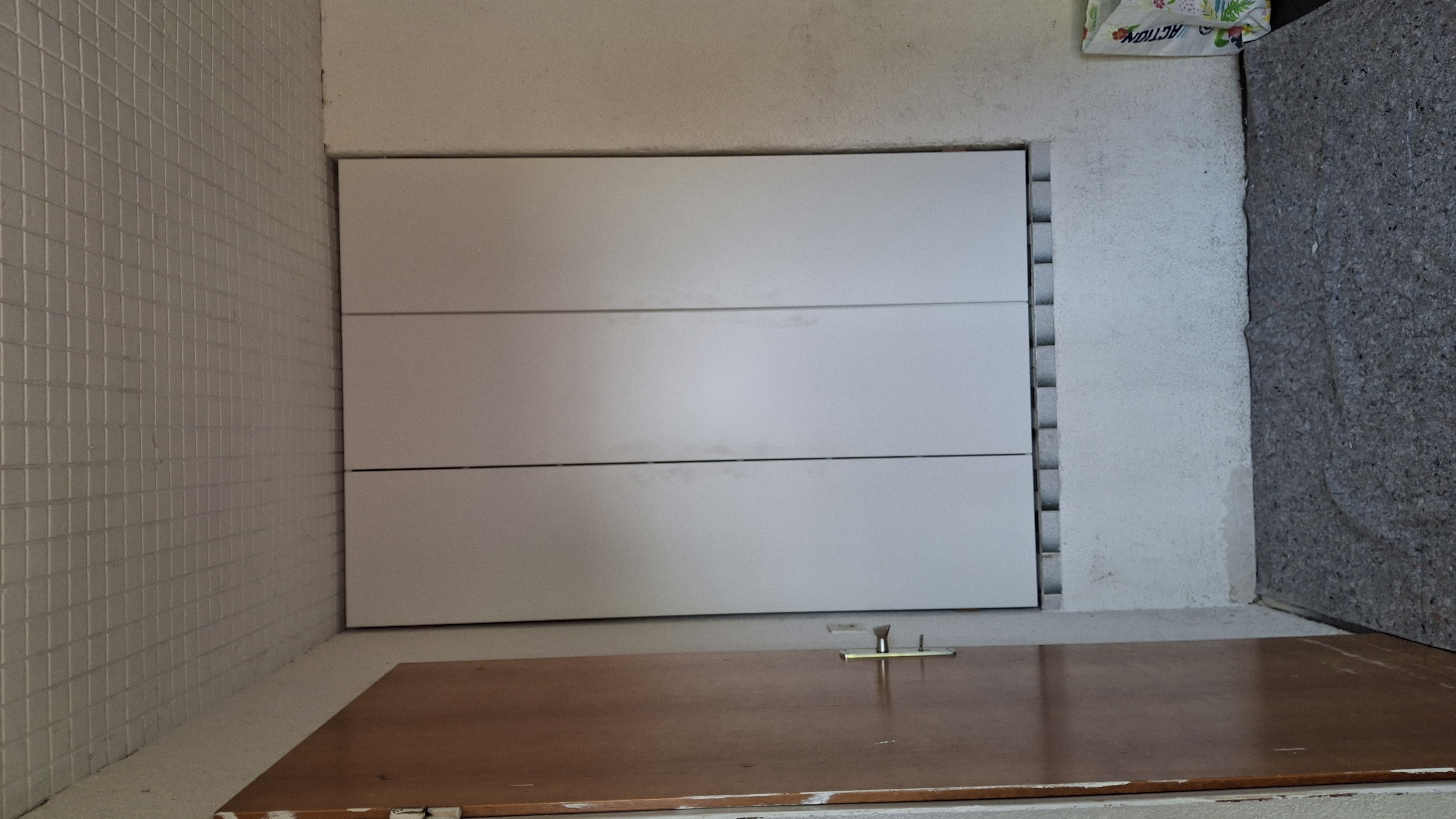 Einbauschrank vor Akustikwand – passgenau montiert