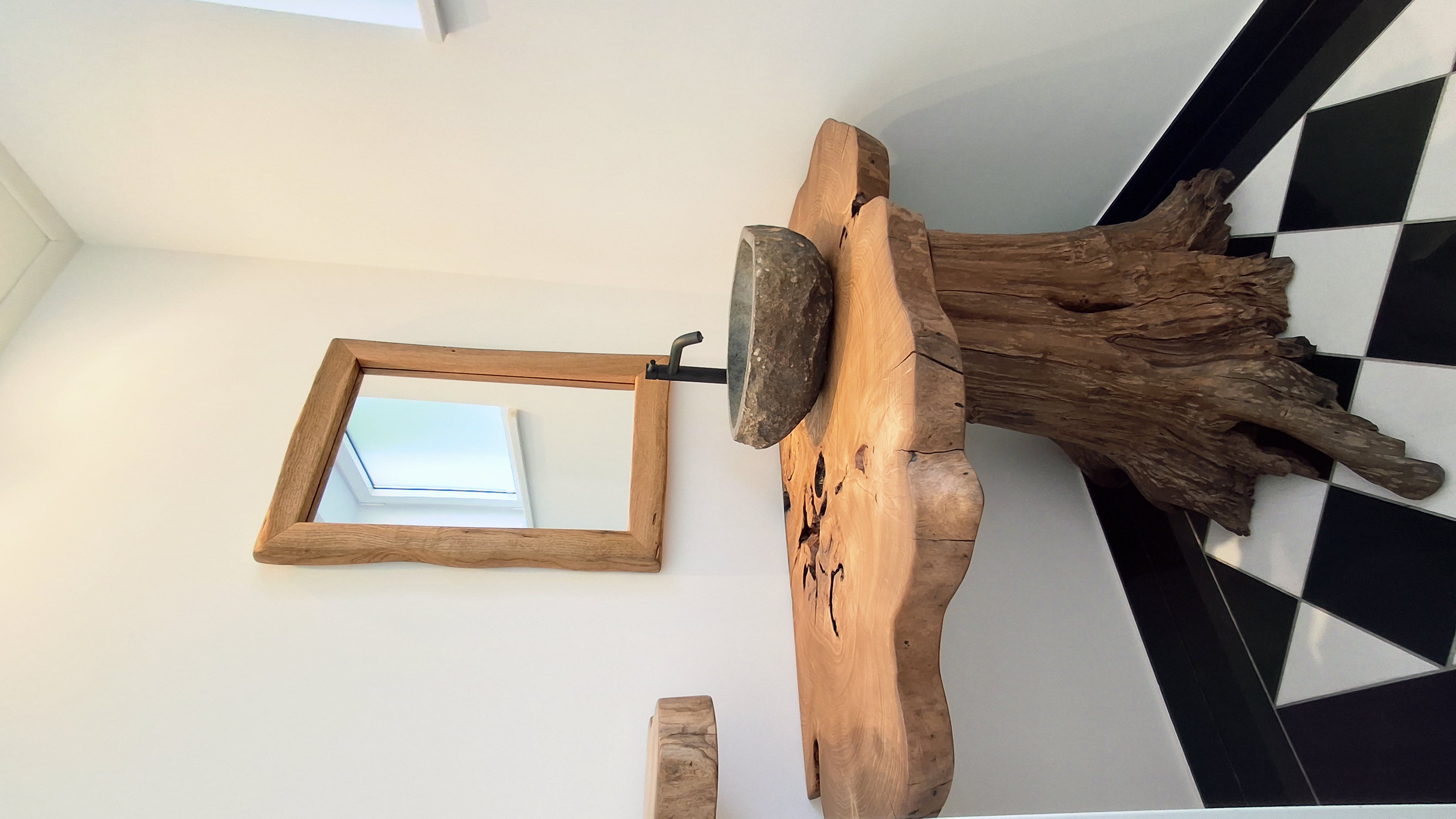 Design-Waschtisch aus Wurzelholz – individuelle Montage
