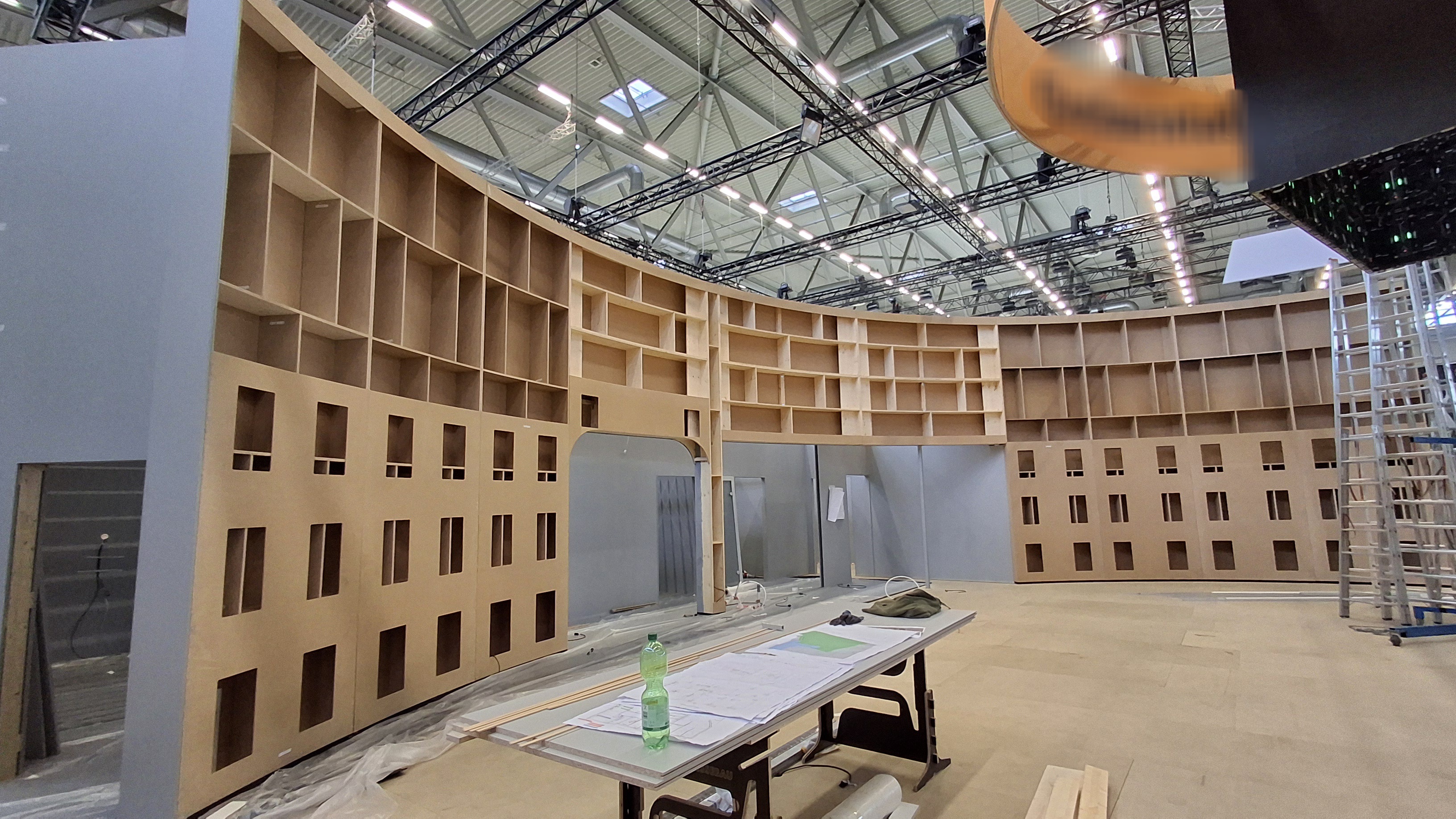 Messebau – Regalwand für Messestand aufgebaut
