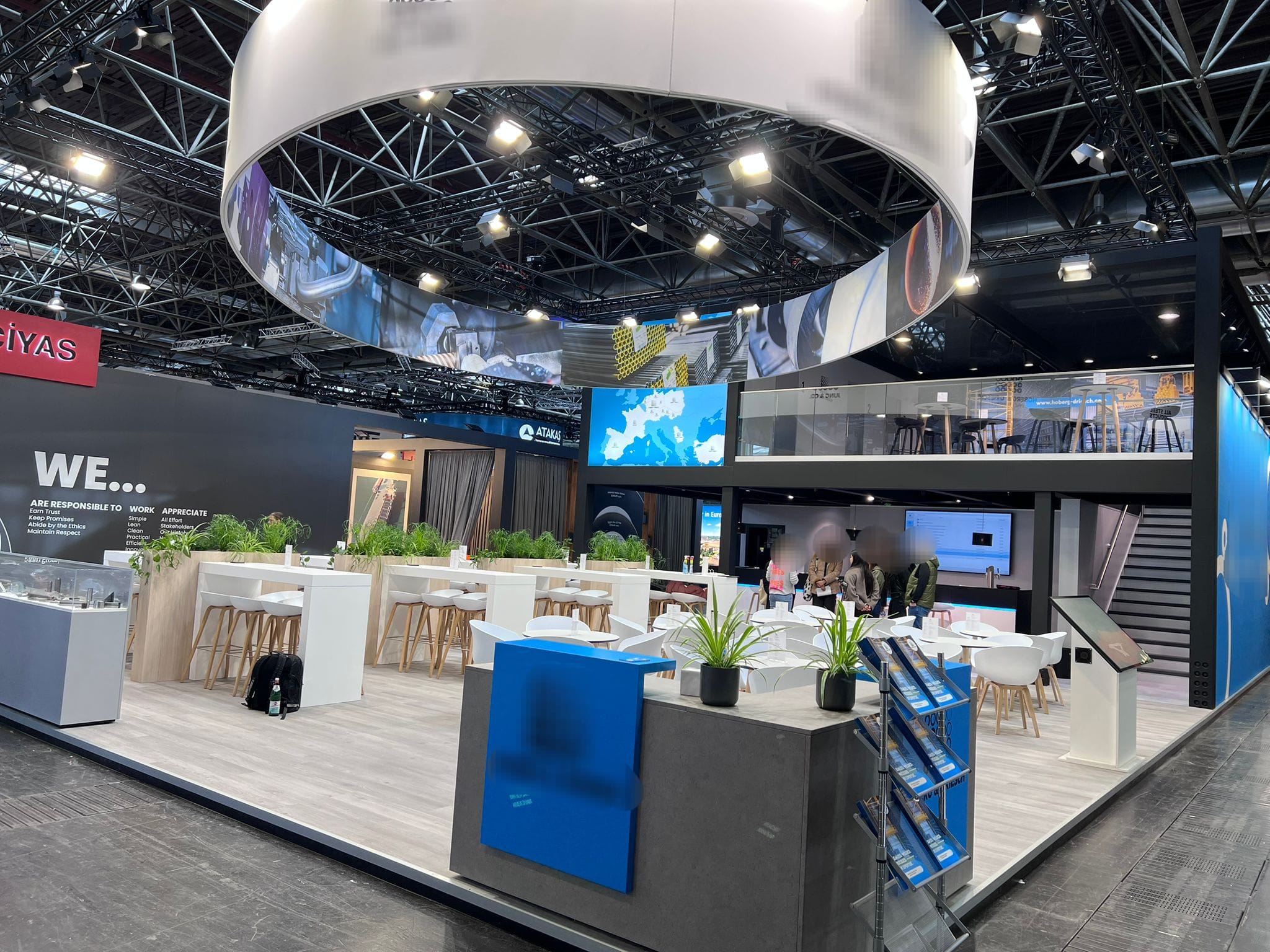 Messebau – fertiger Messestand mit Loungebereich
