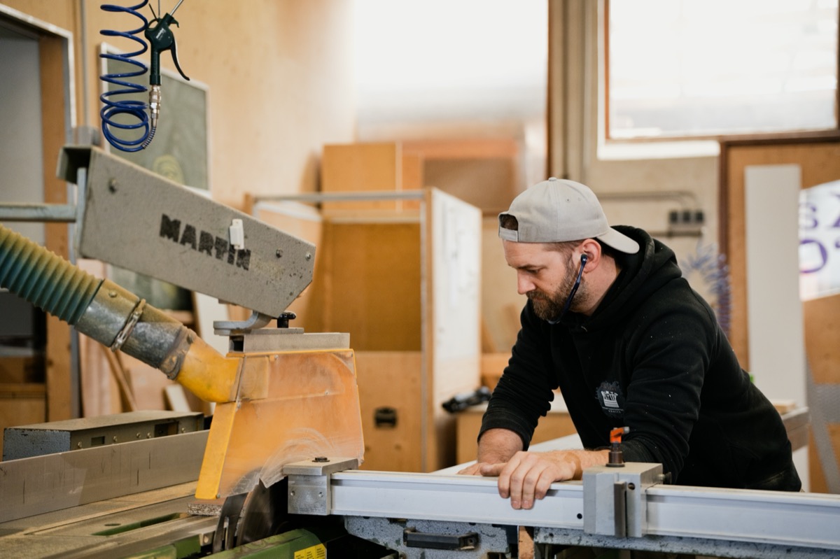 Arbeit an der Kappsäge – präzise Zuschnitte in der Werkstatt