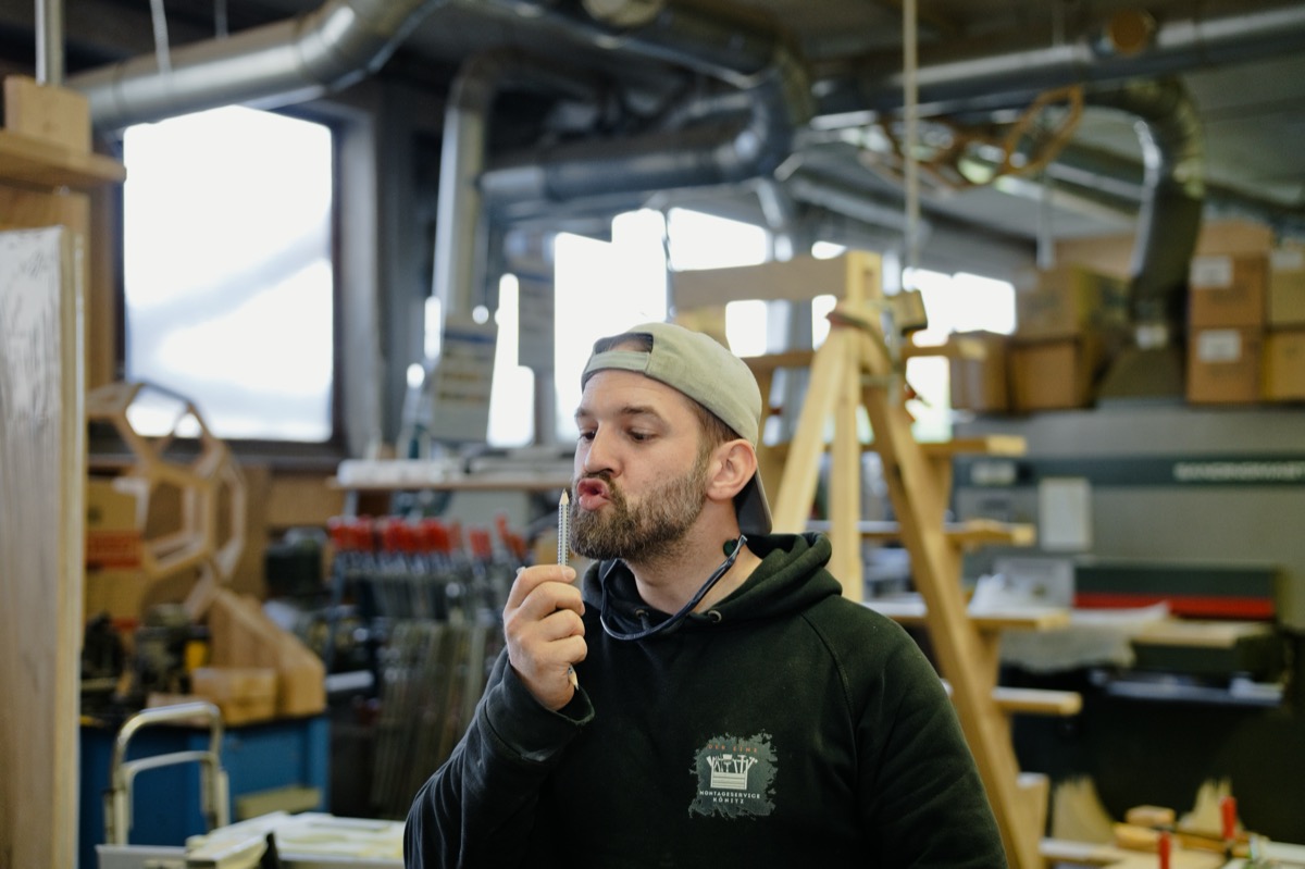 Thomas Könitz konzentriert in der Werkstatt