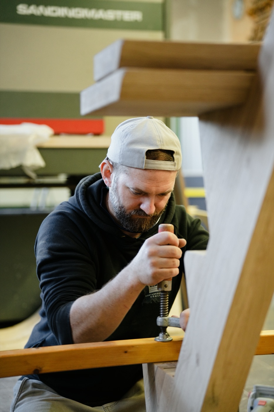 Thomas Könitz beim präzisen Ausmessen in der Werkstatt