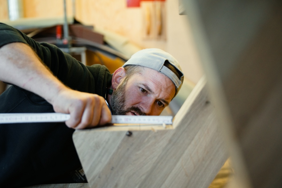 Präzises Ausmessen mit dem Zollstock in der Werkstatt